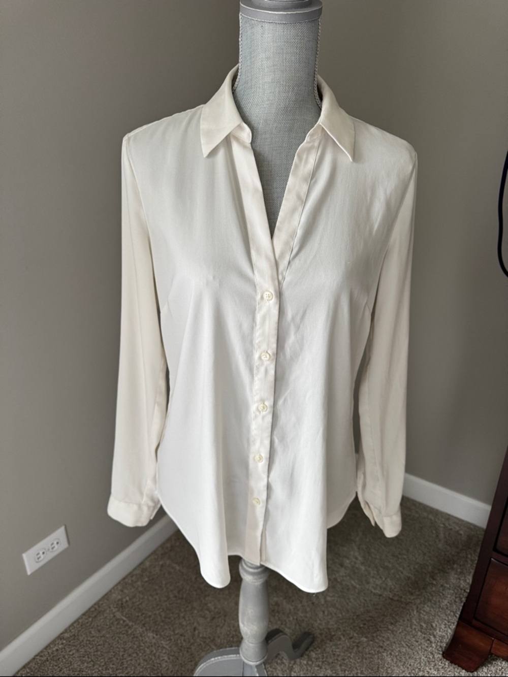 Ann Taylor Cream Long-Sleeve Button-Down Blouse